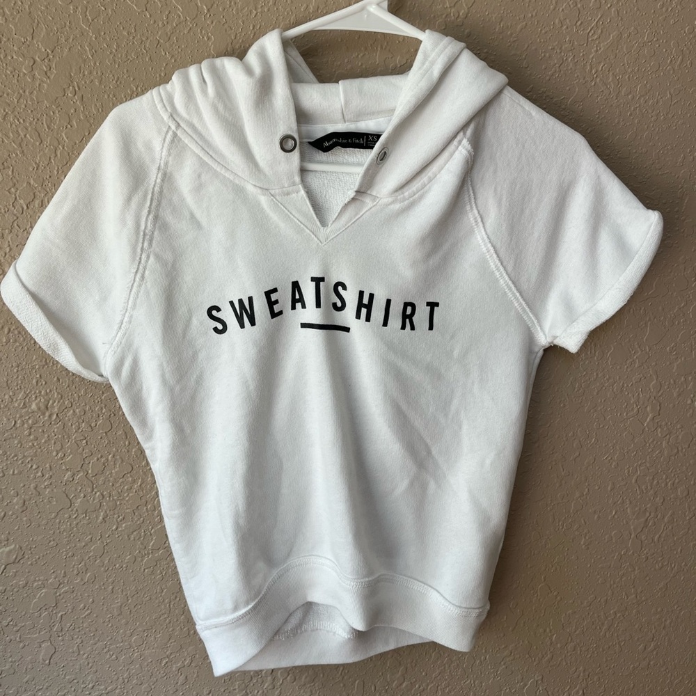 Women’s Abercrombie and Fitch White Sweatshirt short sleeves size xs EUC